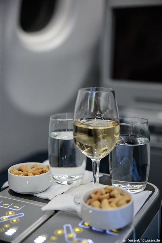 Glas Champagner als Aperitif beim Flug mit Lufthansa von München nach Peking