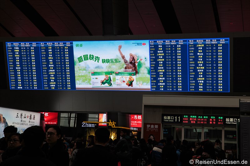 Anzeigetafel im Bahnhof Beijing Süd