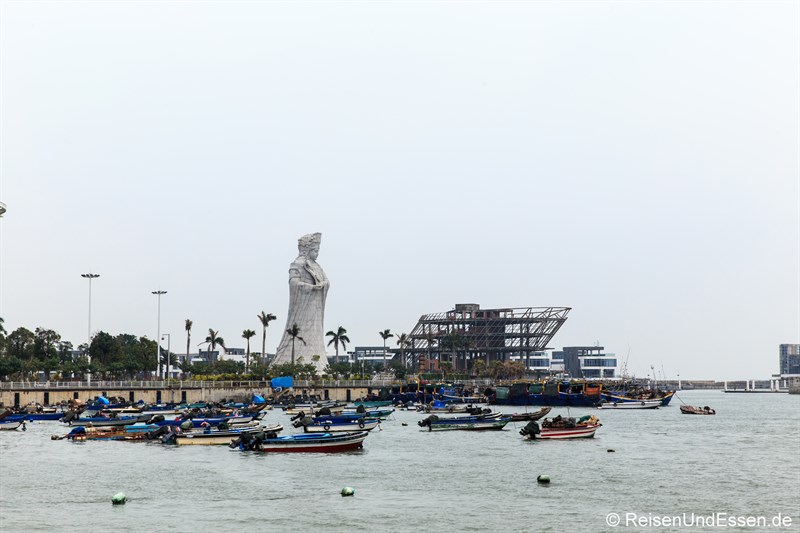 Fischerboote und Statue in Xiamen