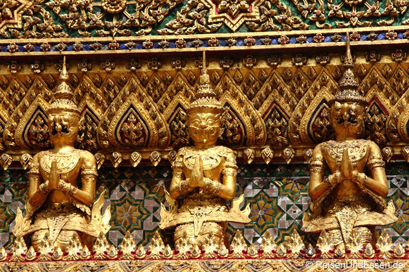 Karyatide am Chedi im Wat Phra Kaeo