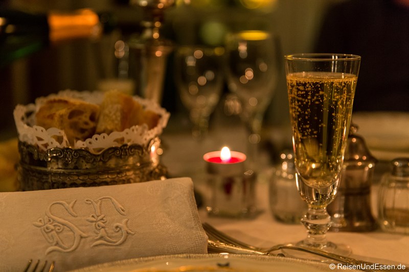 Champagner zum Diner im Chateau de la Pressle