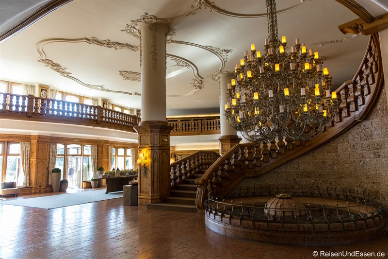 Lobby und Aufgang im Interalpen-Hotel Tyrol