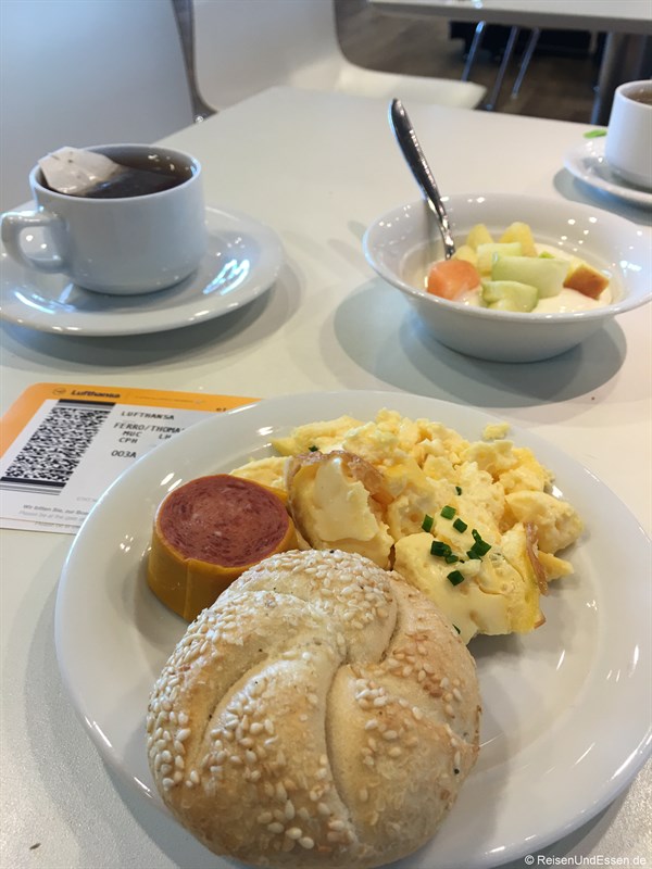 Frühstück in der Lufthansa Lounge in München - Flug von München nach Tokio