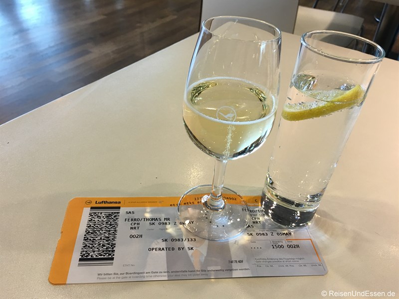 Glas Prosecco in der Lufthansa Lounge - Flug von München nach Tokio