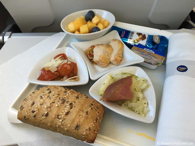 Snack beim Flug von München nach Kopenhagen mit Lufthansa