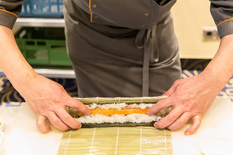Sushi rollen beim Kurs