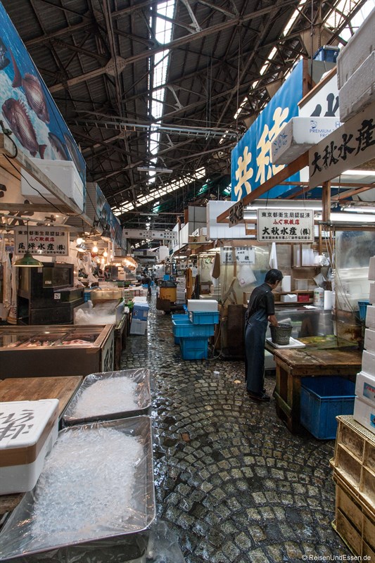 Gang im Tsukiji Tokio Fischmarkt