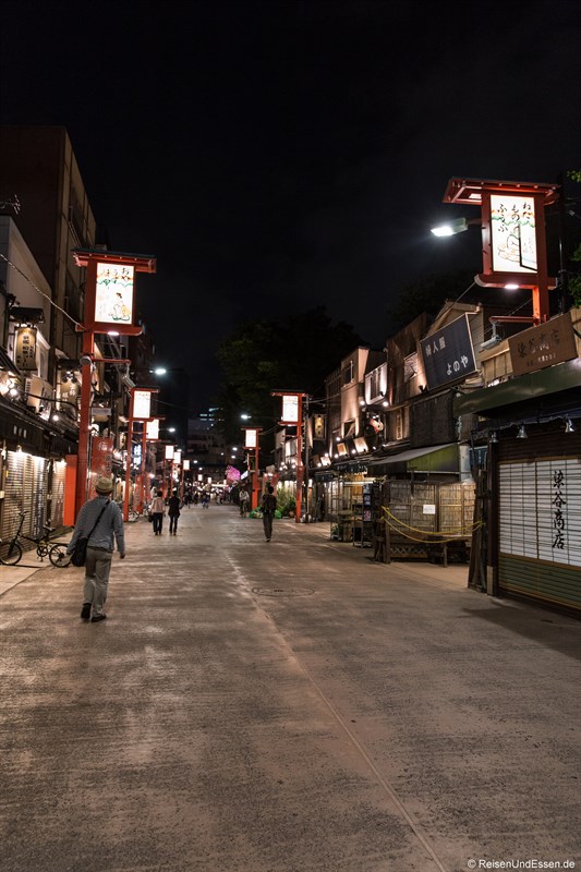 Gasse in Asakusa bei Nacht