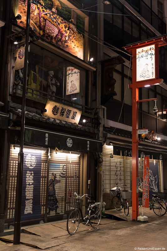 Hausfront in Asakusa bei Nacht