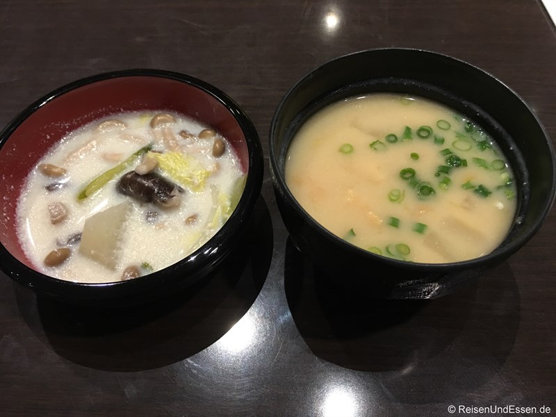 Misosuppe und Suppe mit Pilzen
