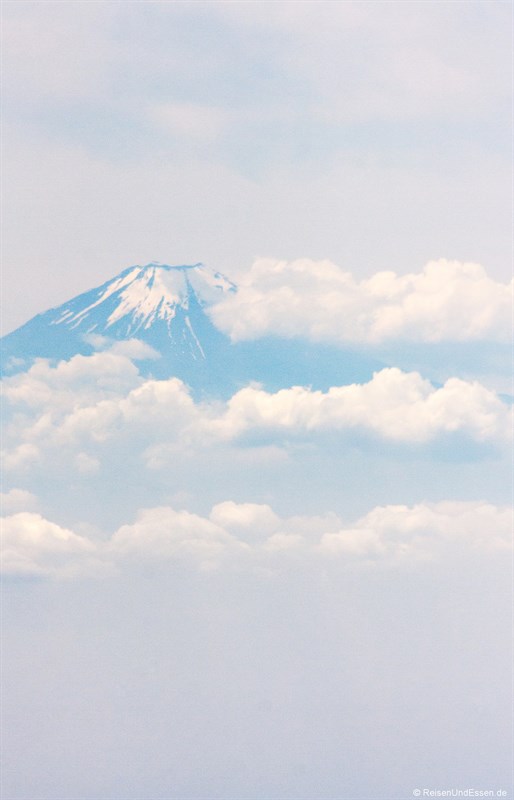 Blick auf Fuji vom Flugzeug nach Start in Tokyo