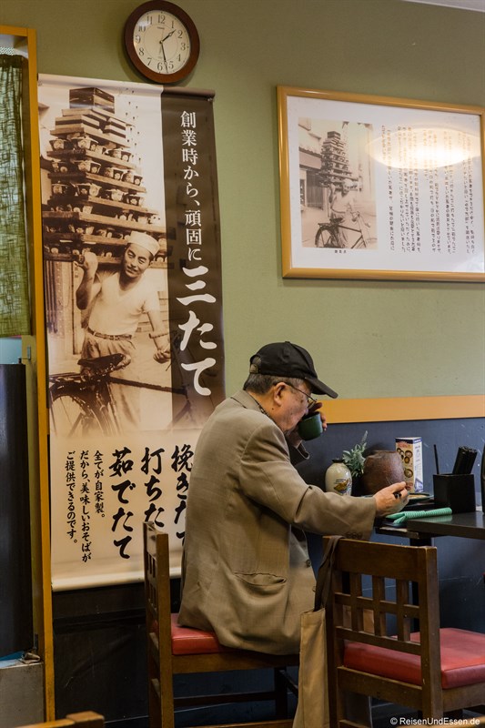 Älterer Japaner im Imbiss in Tokio