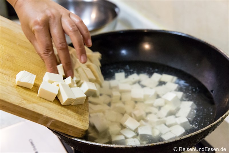 Kochen von Tofu in Würfeln