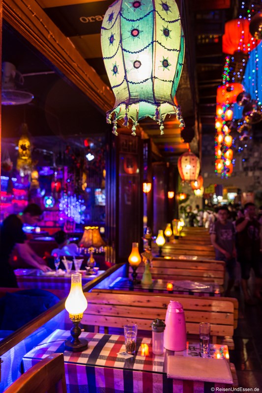 Bar in der Jinli Strasse in Chengdu bei Nacht