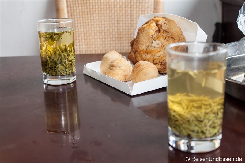 Frühstück im Teehaus mit grünen Tee