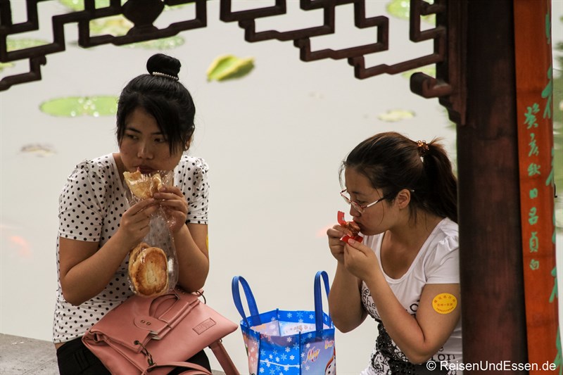 Chinesinnen im Lion Grove Garden beim Essen