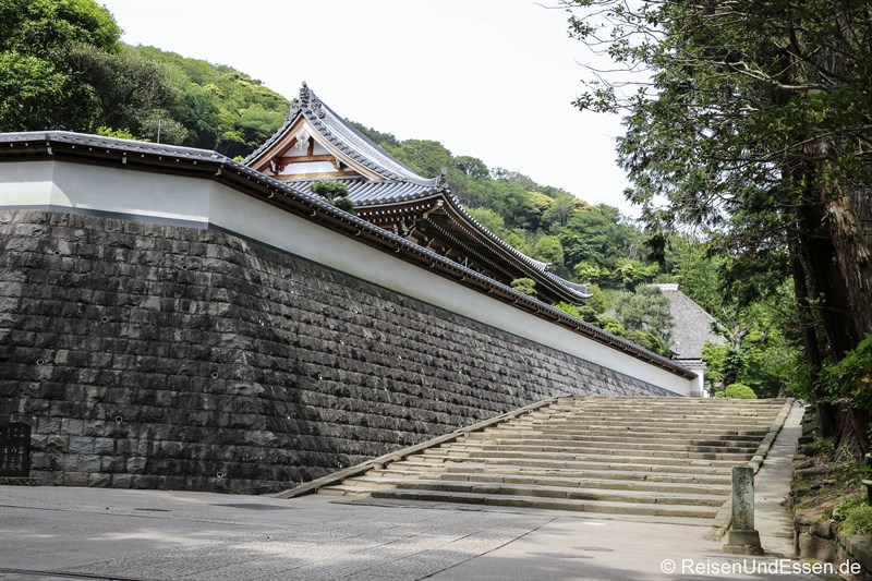 Weg durch die Tempelanlage Engaku-ji