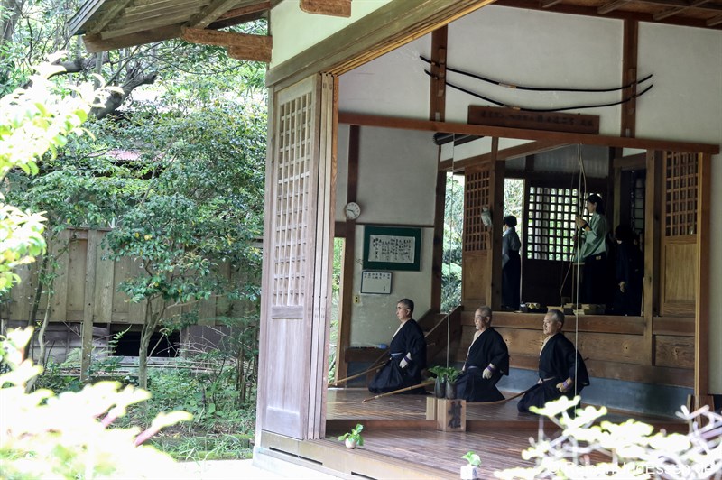 Meditatives Bogenschießen im Engaku-ji Tempel
