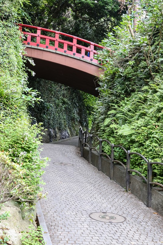 Weg und Brücke in Enoshima