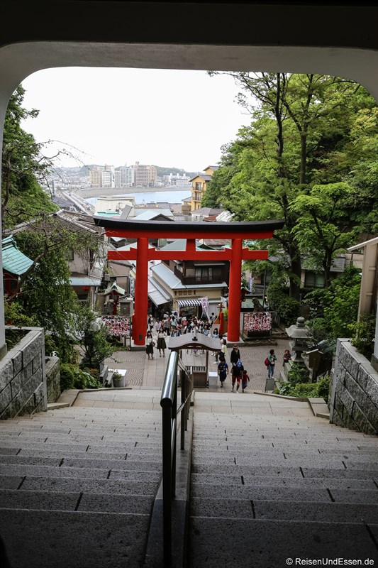 Treppen durch das Shinto-Tor