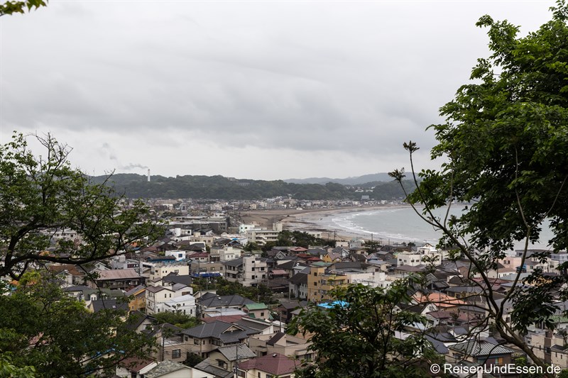 Blick vom Tempel Hase-dera auf die Bucht von Kamakura