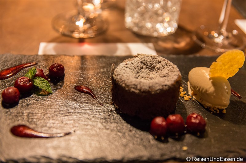 Dessert Mi-Cuit au Chocolat beim Dinner im Restaurant La Boheme in München