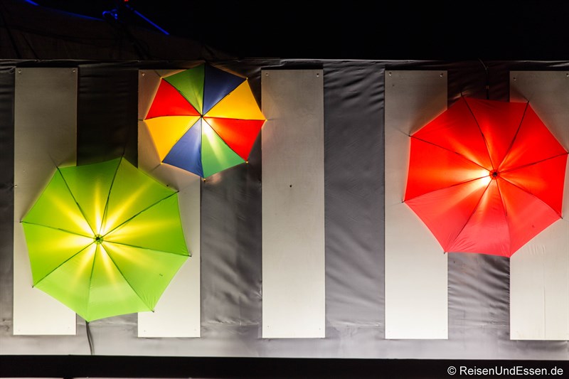 Schirme als Dekoration beim Tollwood Winterfestival