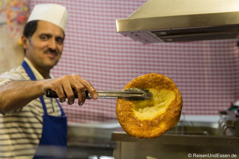 Südtiroler Süßspeise bei Omas Küche auf dem Tollwood Winterfestival