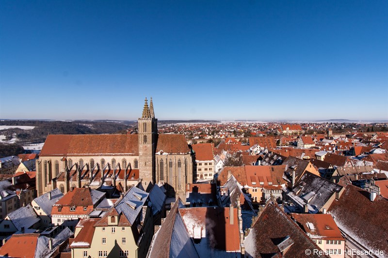 Blick vom Rathausturm auf St. Jacobs Kirche beim Rundgang in Rothenburg ob der Tauber
