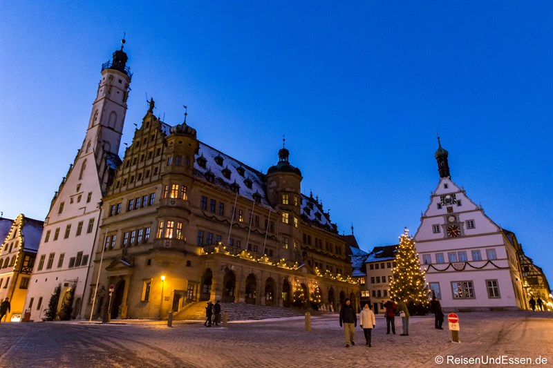 Marktplatz mit Rathaus und Ratstrinkstube in Rothenburg zur blauen Stunde
