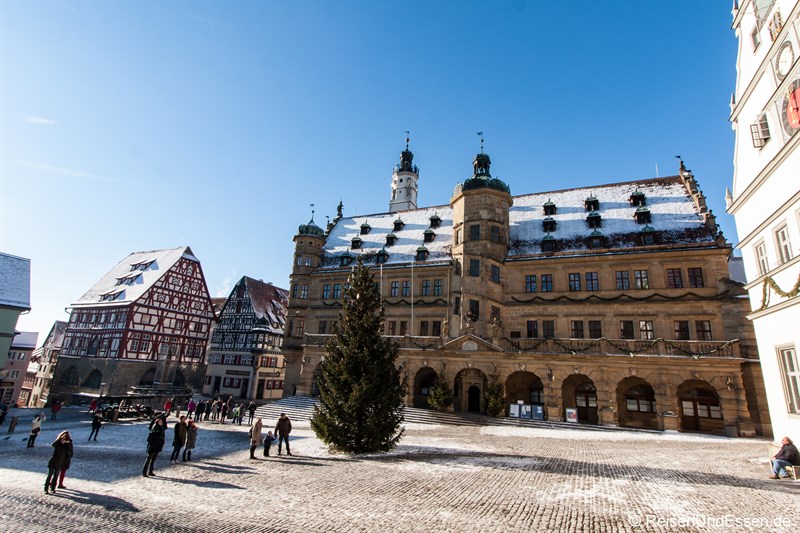 Marktplatz und Rathaus in Rothenburg