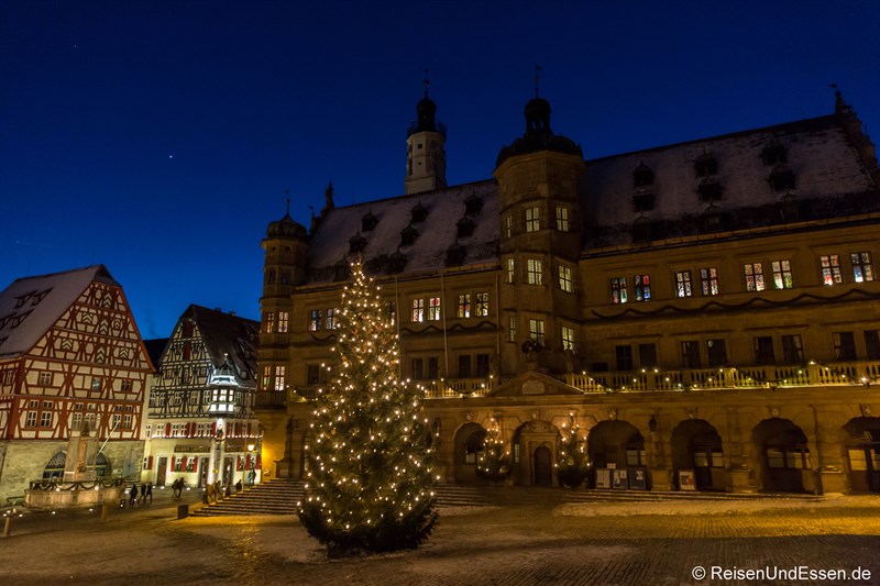 Marktplatz und Rathaus in Rothenburg zur blauen Stunde