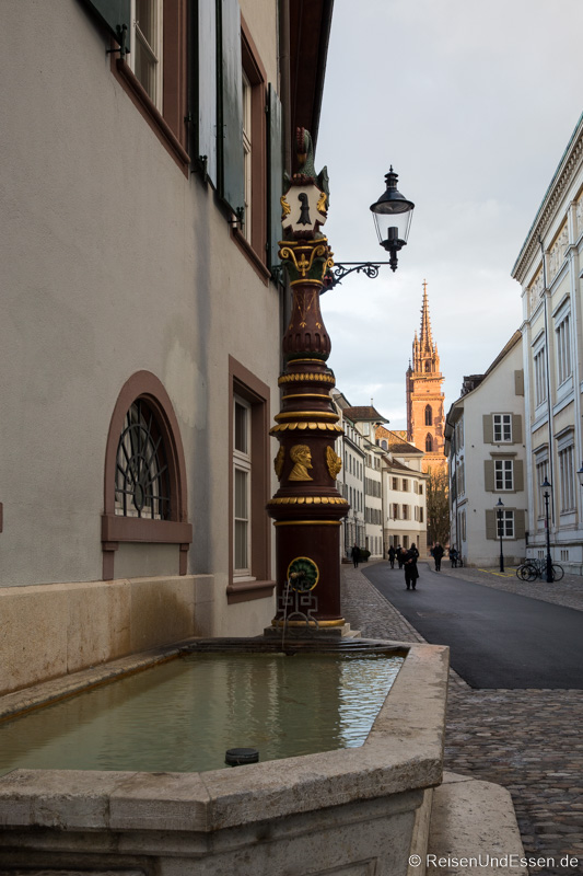 Blick von der Augustinergasse auf Brunnen und Münster in Basel