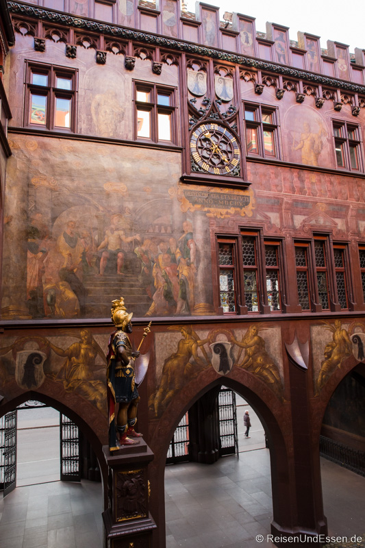 Innenhof des Rathaus in Basel mit Statue von Munatius Plancus