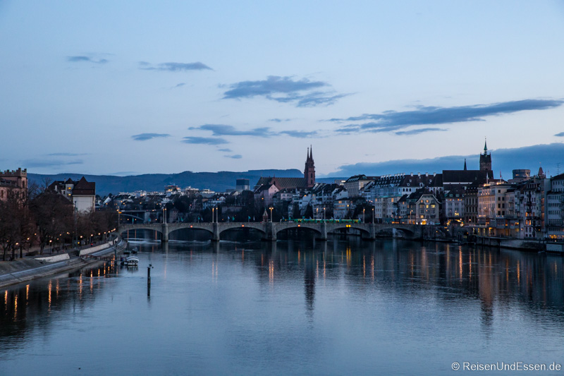 Mittlere Brücke in Basel zur blauen Stunde