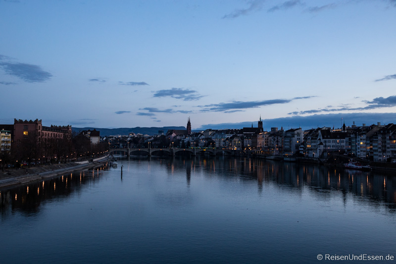 Blaue Stunde beim Rundgang durch Basel mit Blick auf Rhein und Mittlere Brücke
