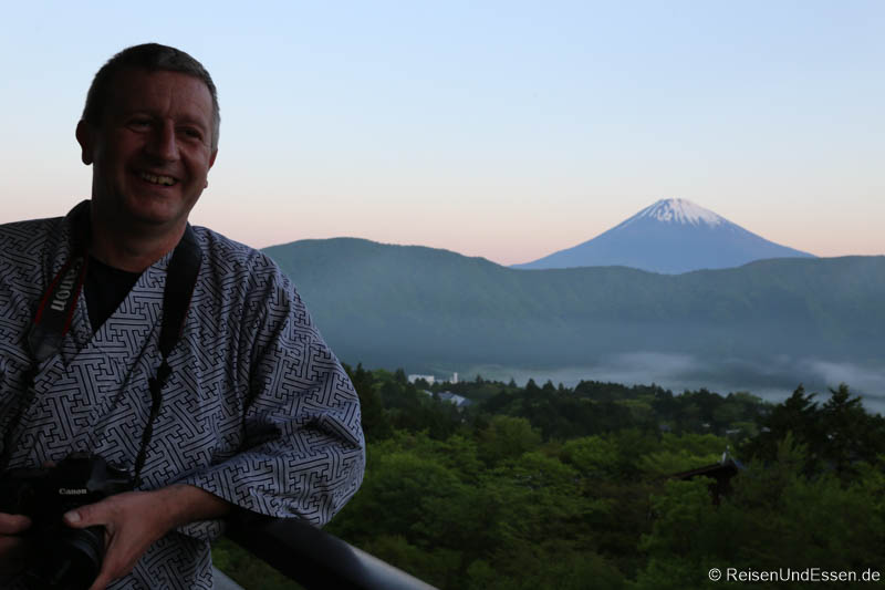Auf dem Balkon für das Erlebnis Sonnenaufgang am Fuji