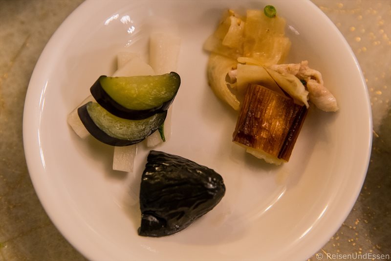 Eingelegtes Gemüse beim Abendessen im Hotel Green Plaza Hakone