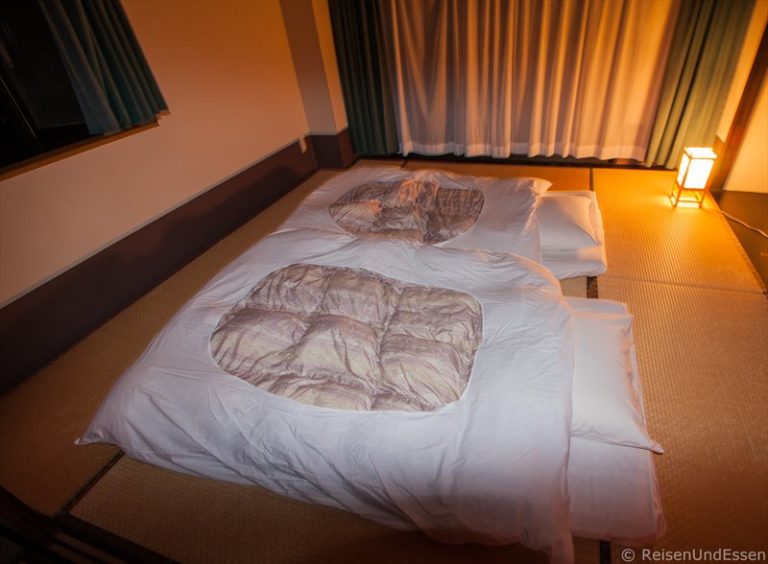 Traditionelles japanisches Zimmer mit Aussicht auf Fuji in Japan