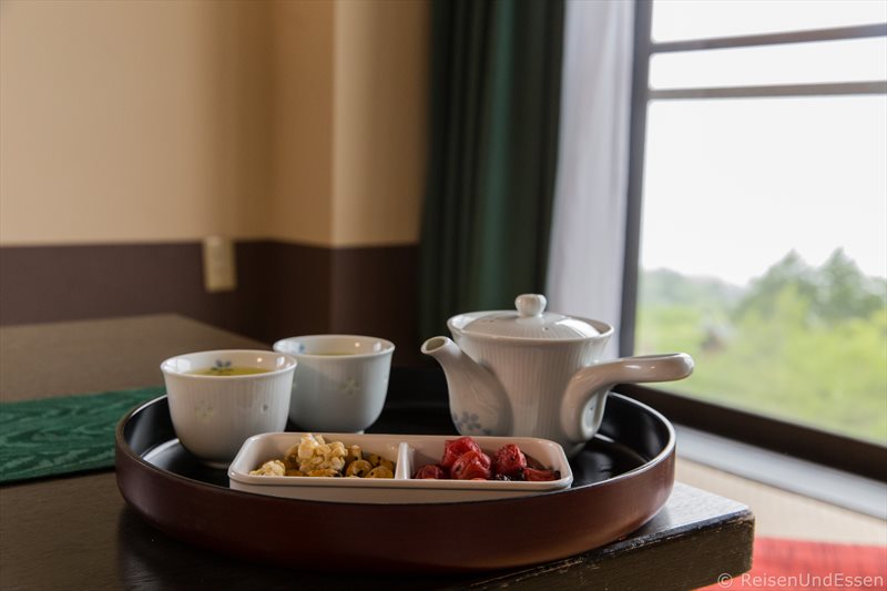 Tee und eingelegte Früchte im japanischen Zimmer
