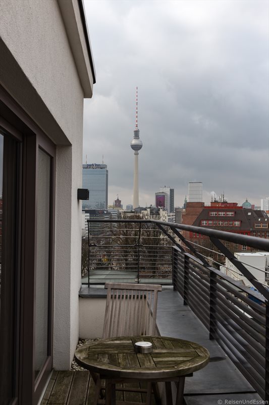 Dachterrasse und Zimmer mit Aussicht auf Berliner Fernsehturm