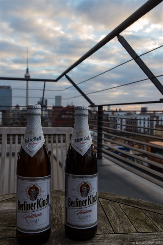Bier am Abend auf der Dachterrasse beim Zimmer mit Aussicht auf Berliner Fernsehturm