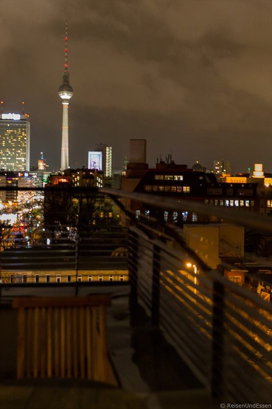 Blick vom Zimmer mit Aussicht auf den Berliner Fernsehturm bei Nacht