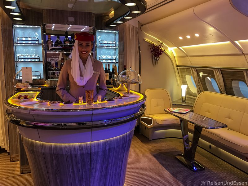 Bar im Upper Deck bei Emirates im A380 - Highlights auf der ITB 2017