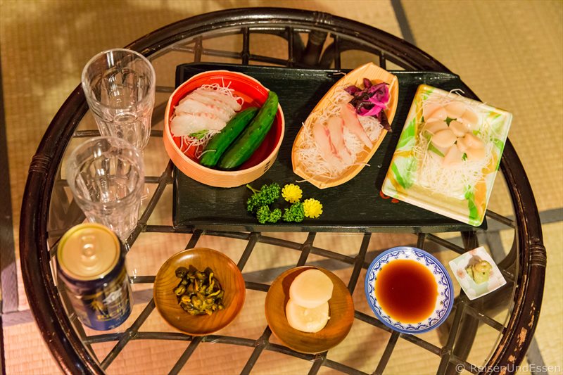 Abendessen im traditionellen Stadthaus bei der Übernachtung in Kyoto