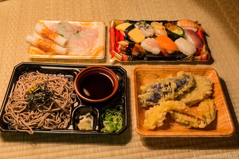 Sushi, Tempura und Nudeln beim Abendessen in Kyoto