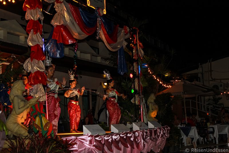 Thailändischer Tanz beim Weihnachtsdinner im Orchidacea Resort auf Phuket
