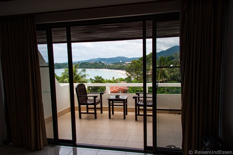 Blick vom Deluxe-Zimmer im Ochidacea-Resort auf den Kata Beach auf Phuket