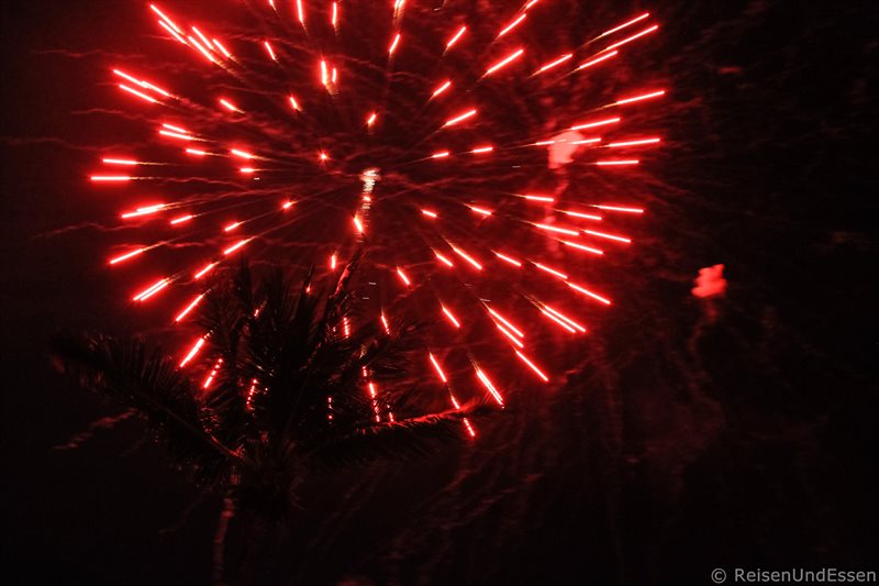 Feuerwerk zu Silvester am Nai Harn Beach auf Phuket