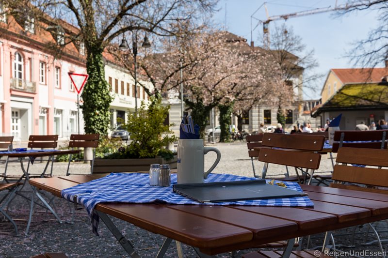 Tische im Freien am Domplatz in Eichstätt